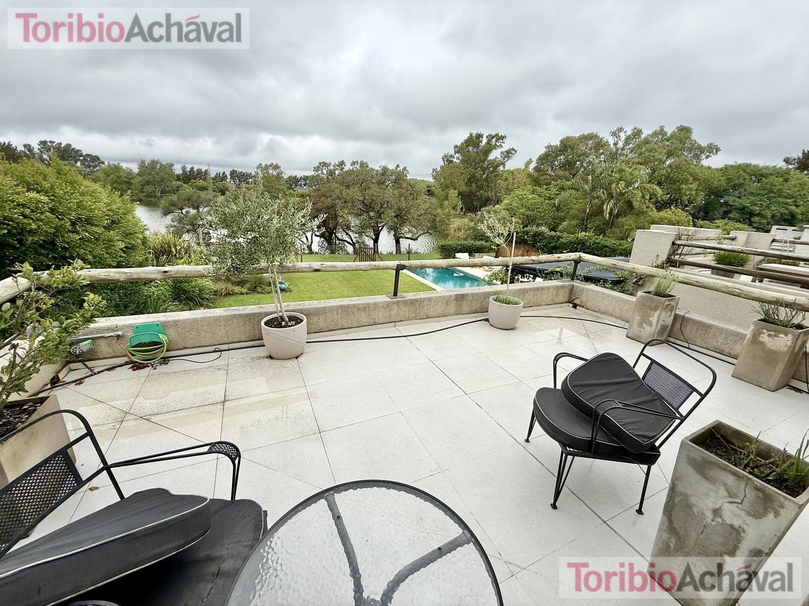 House for sale in the Laguna Del Sol neighborhood, in impeccable condition, with lake views