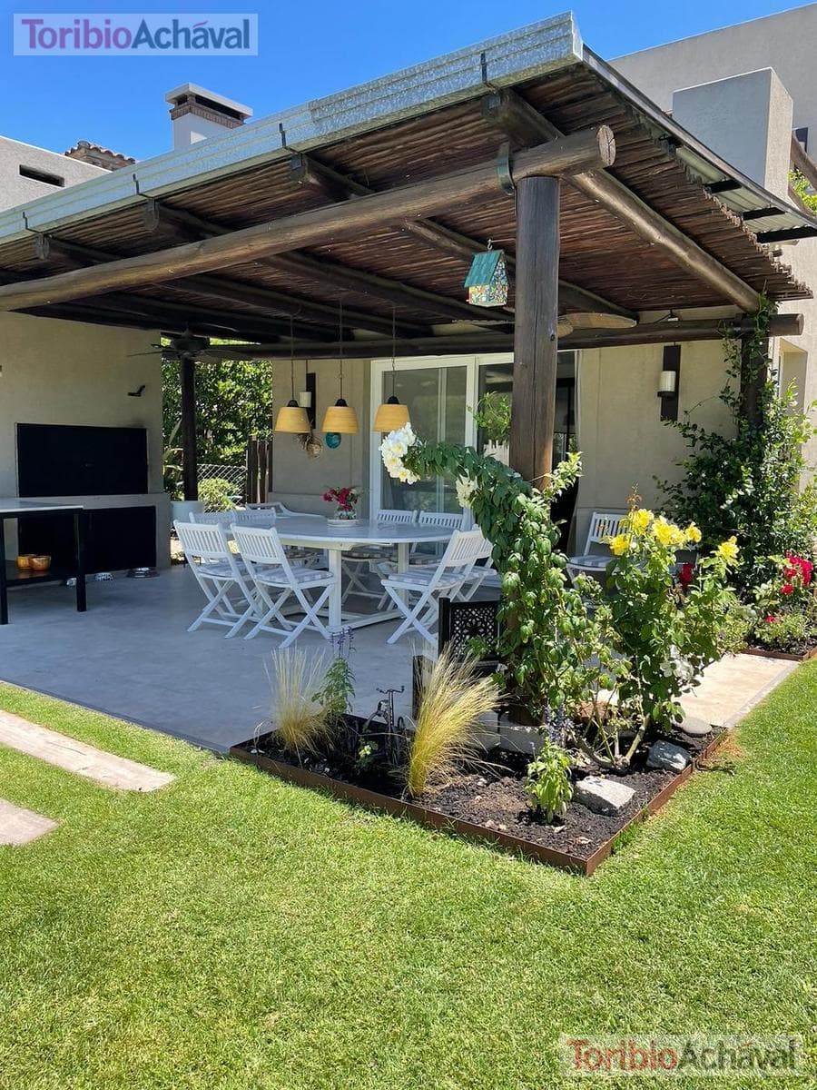 House for sale in the Laguna Del Sol neighborhood, in impeccable condition, with lake views
