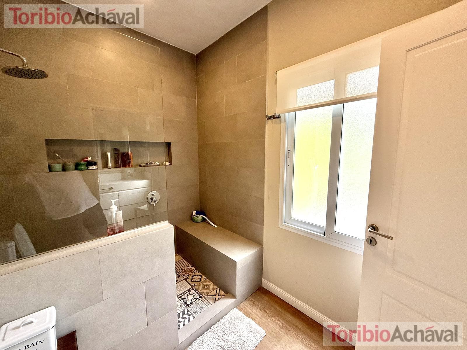 House for sale in the Laguna Del Sol neighborhood, in impeccable condition, with lake views