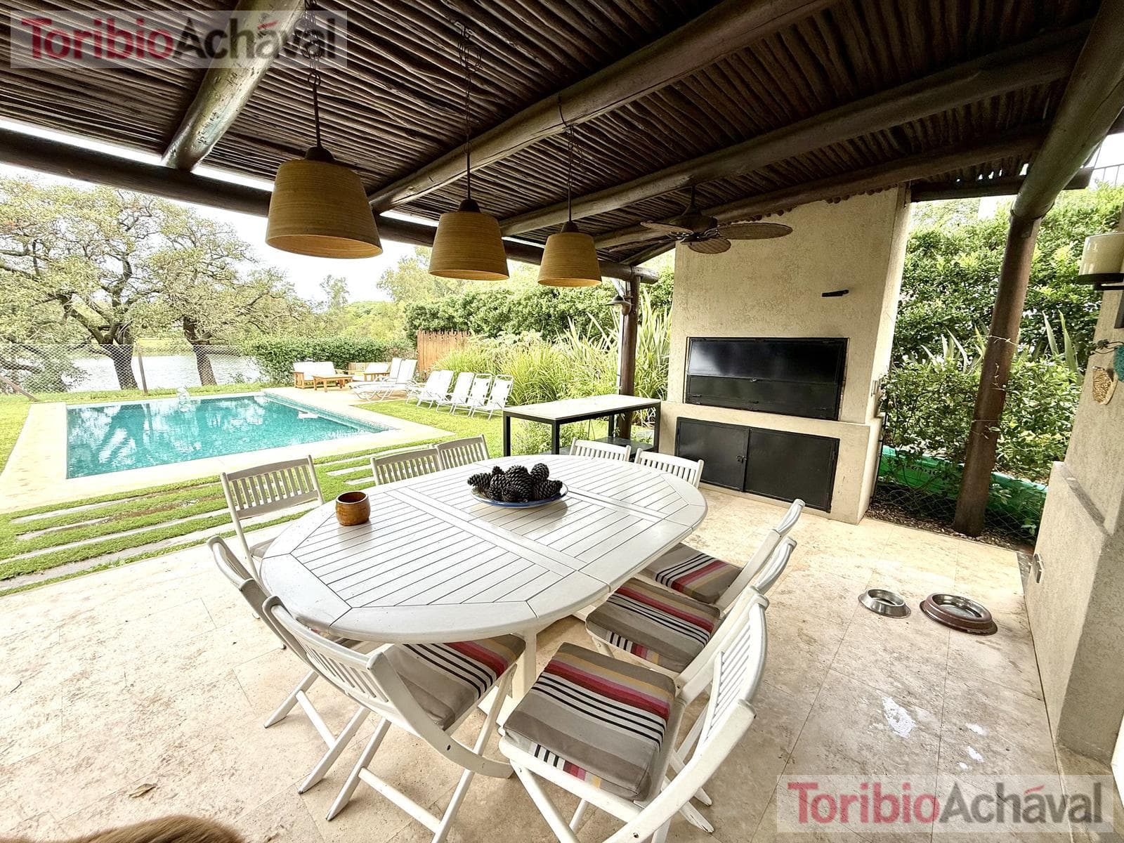 House for sale in the Laguna Del Sol neighborhood, in impeccable condition, with lake views