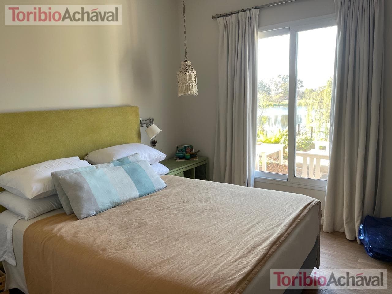 House for sale in the Laguna Del Sol neighborhood, in impeccable condition, with lake views