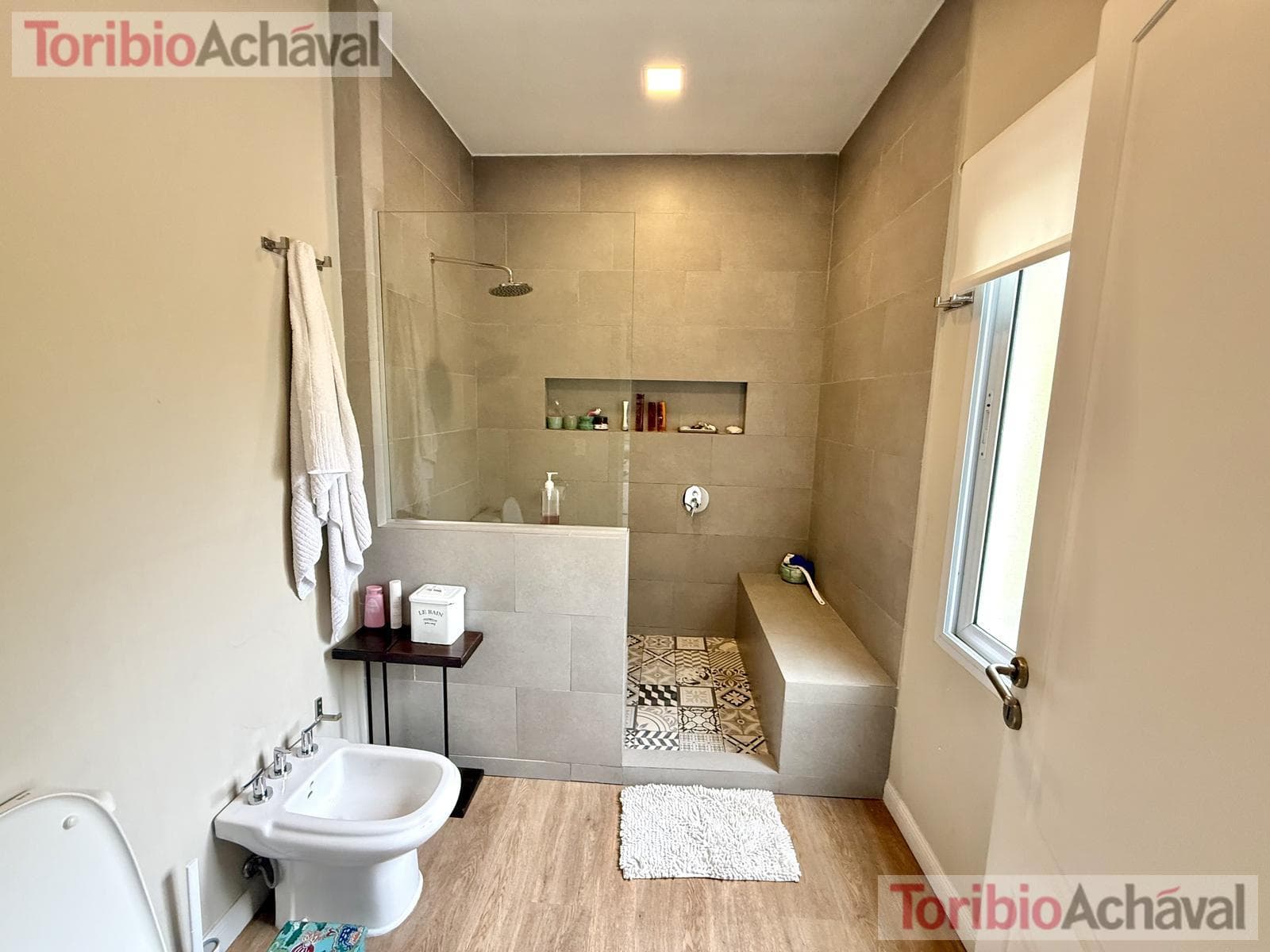 House for sale in the Laguna Del Sol neighborhood, in impeccable condition, with lake views