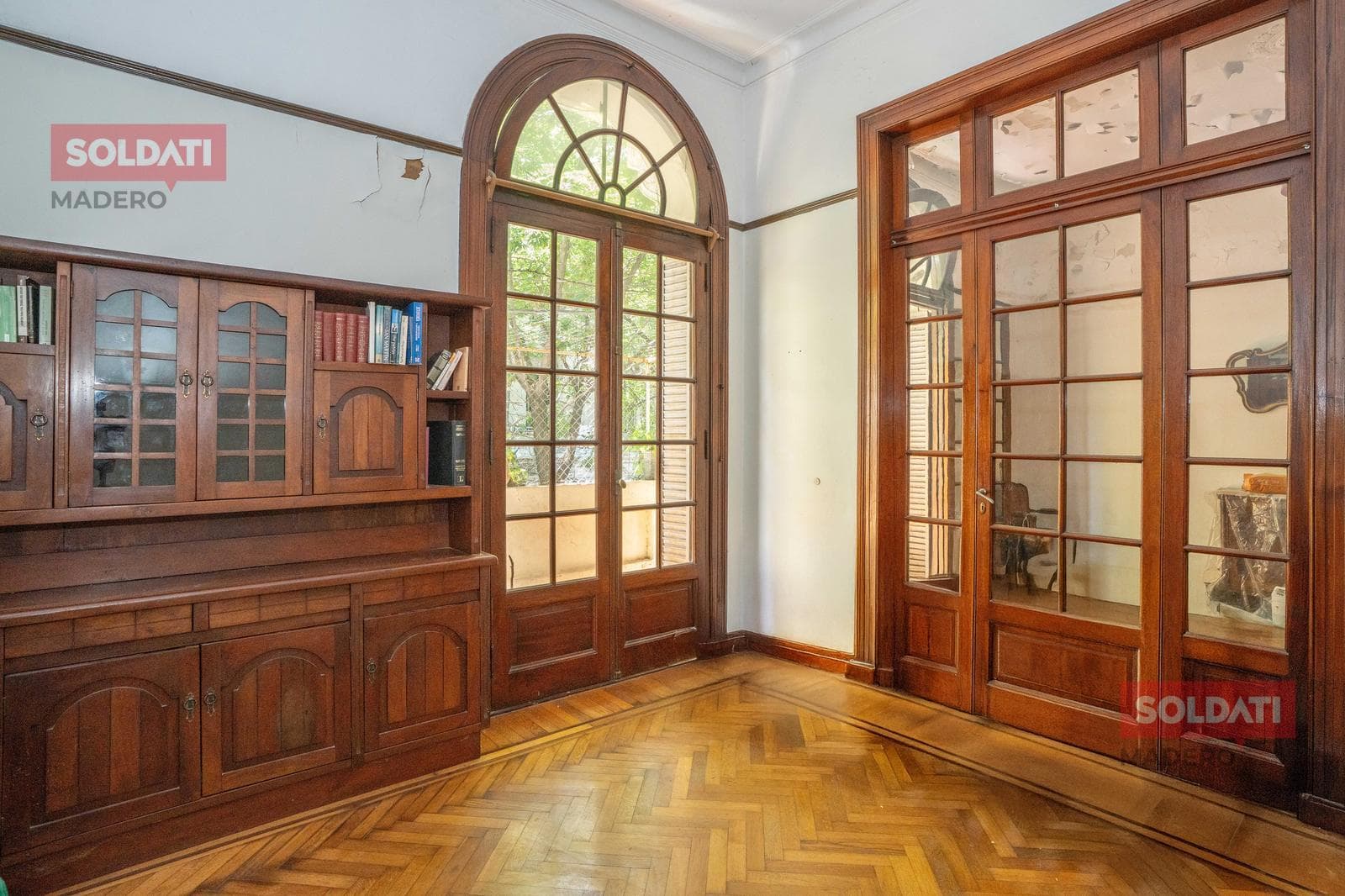 5-ROOM APARTMENT FOR SALE IN ALMAGRO WITH 2 PATIOS AND A BALCONY; QUALIFIES FOR A LOAN