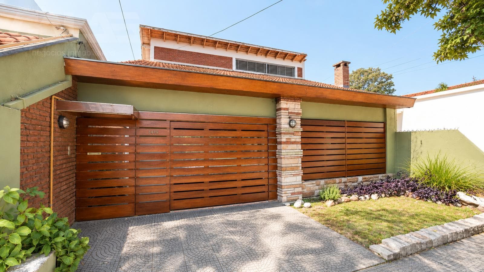 House for Sale: 3 Bedrooms - Barbecue Area - Garden - Pool in Castelar Norte