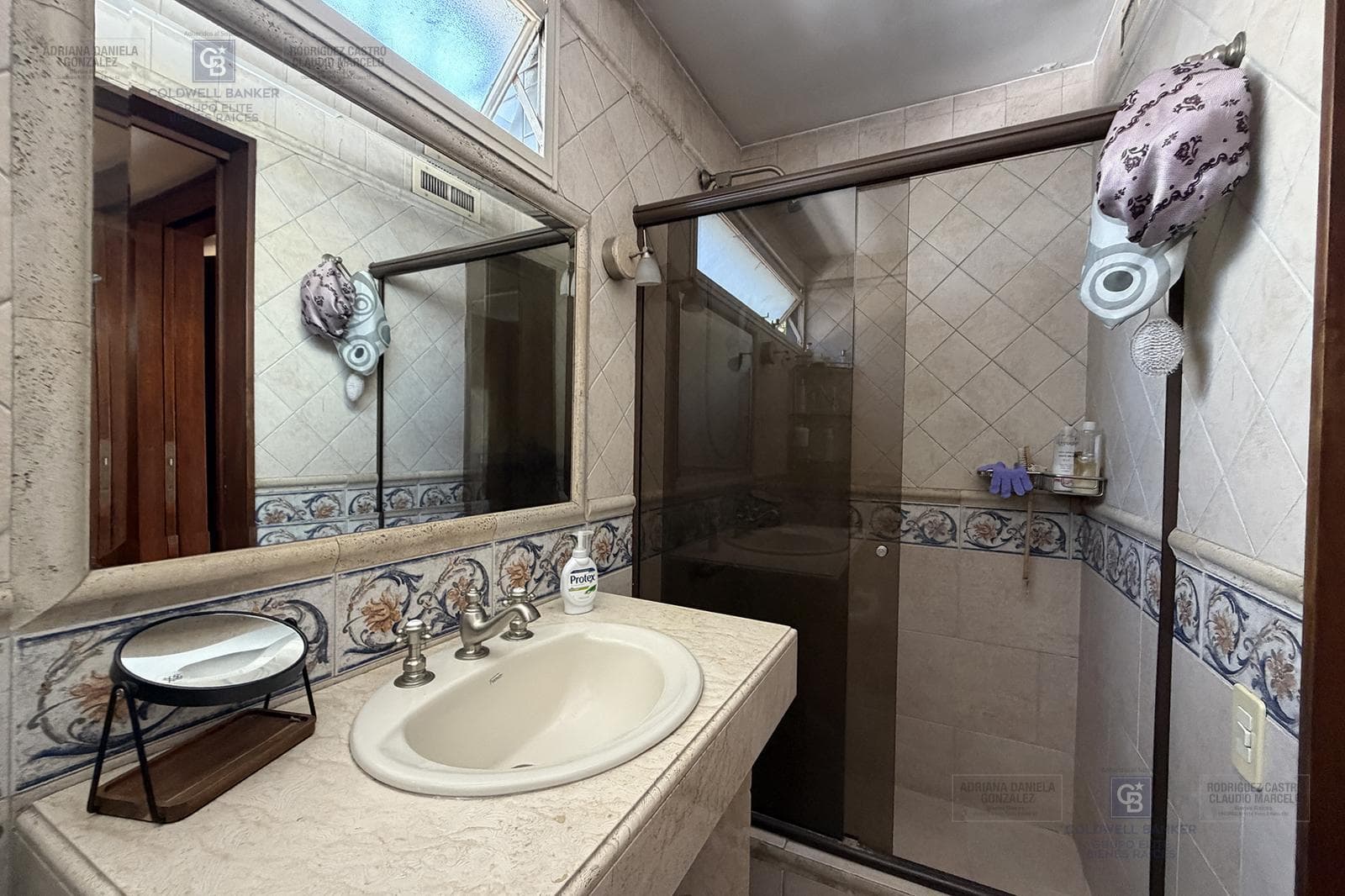 FOR SALE: 5-ROOM HOUSE-STYLE APARTMENT WITH STAFF QUARTERS, BOEDO AREA