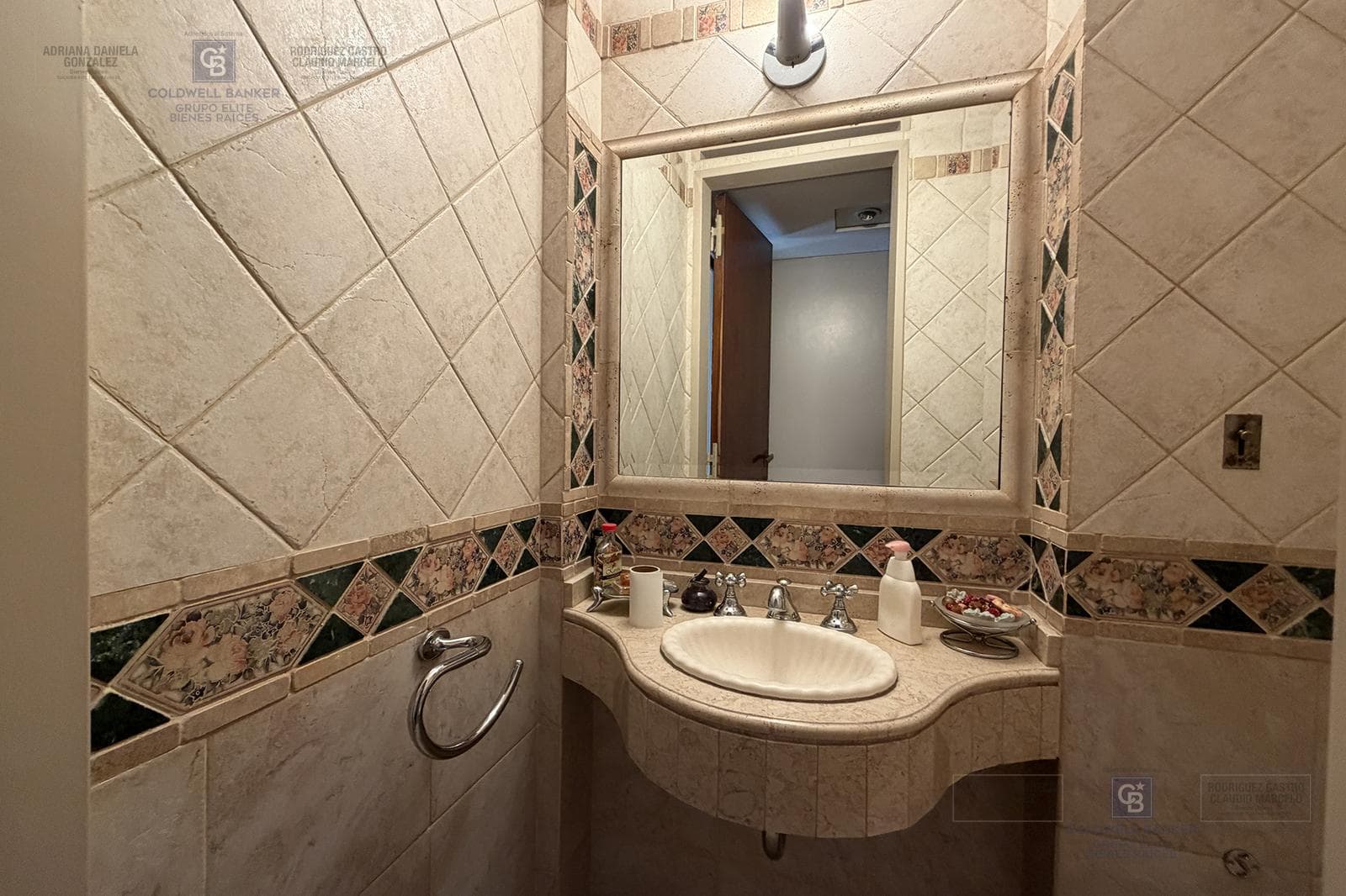 FOR SALE: 5-ROOM HOUSE-STYLE APARTMENT WITH STAFF QUARTERS, BOEDO AREA