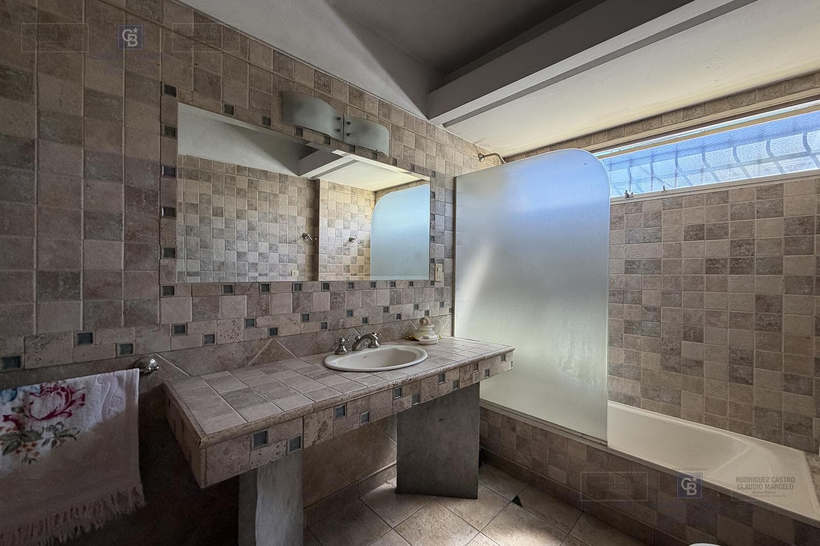 FOR SALE: 5-ROOM HOUSE-STYLE APARTMENT WITH STAFF QUARTERS, BOEDO AREA