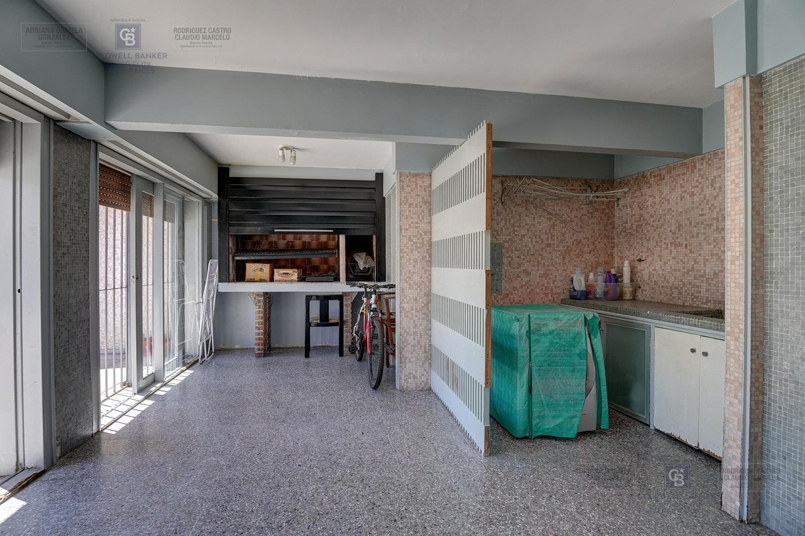FOR SALE: 5-ROOM HOUSE-STYLE APARTMENT WITH STAFF QUARTERS, BOEDO AREA