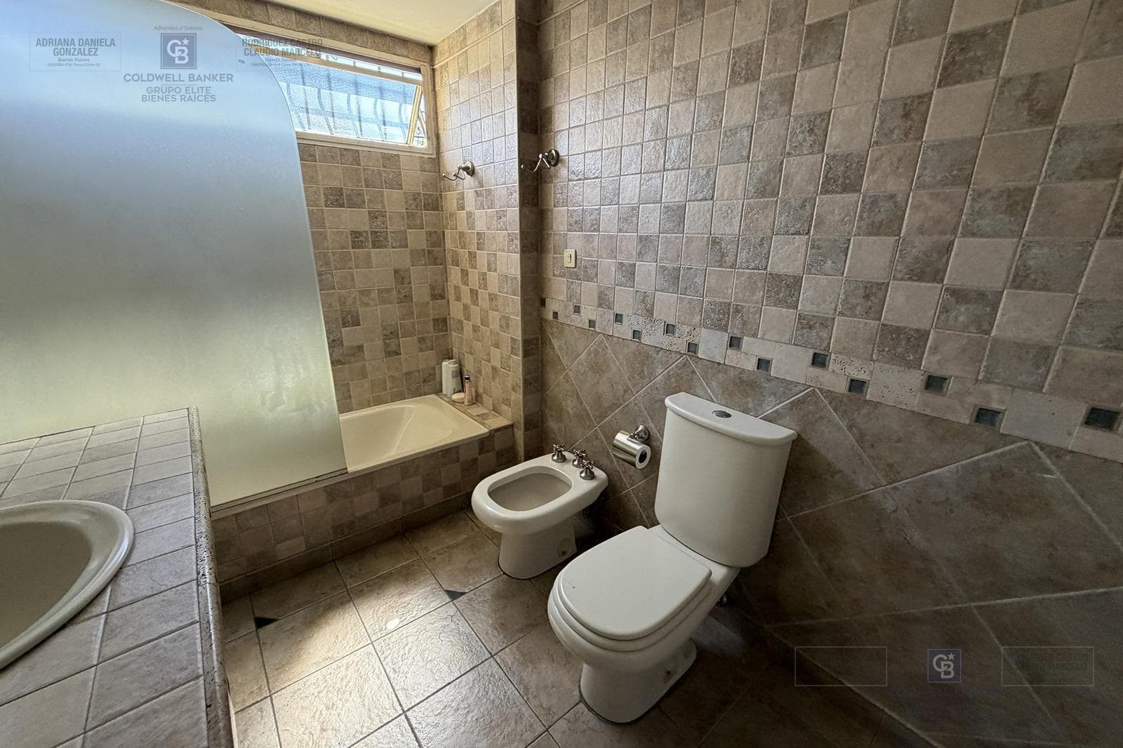 FOR SALE: 5-ROOM HOUSE-STYLE APARTMENT WITH STAFF QUARTERS, BOEDO AREA