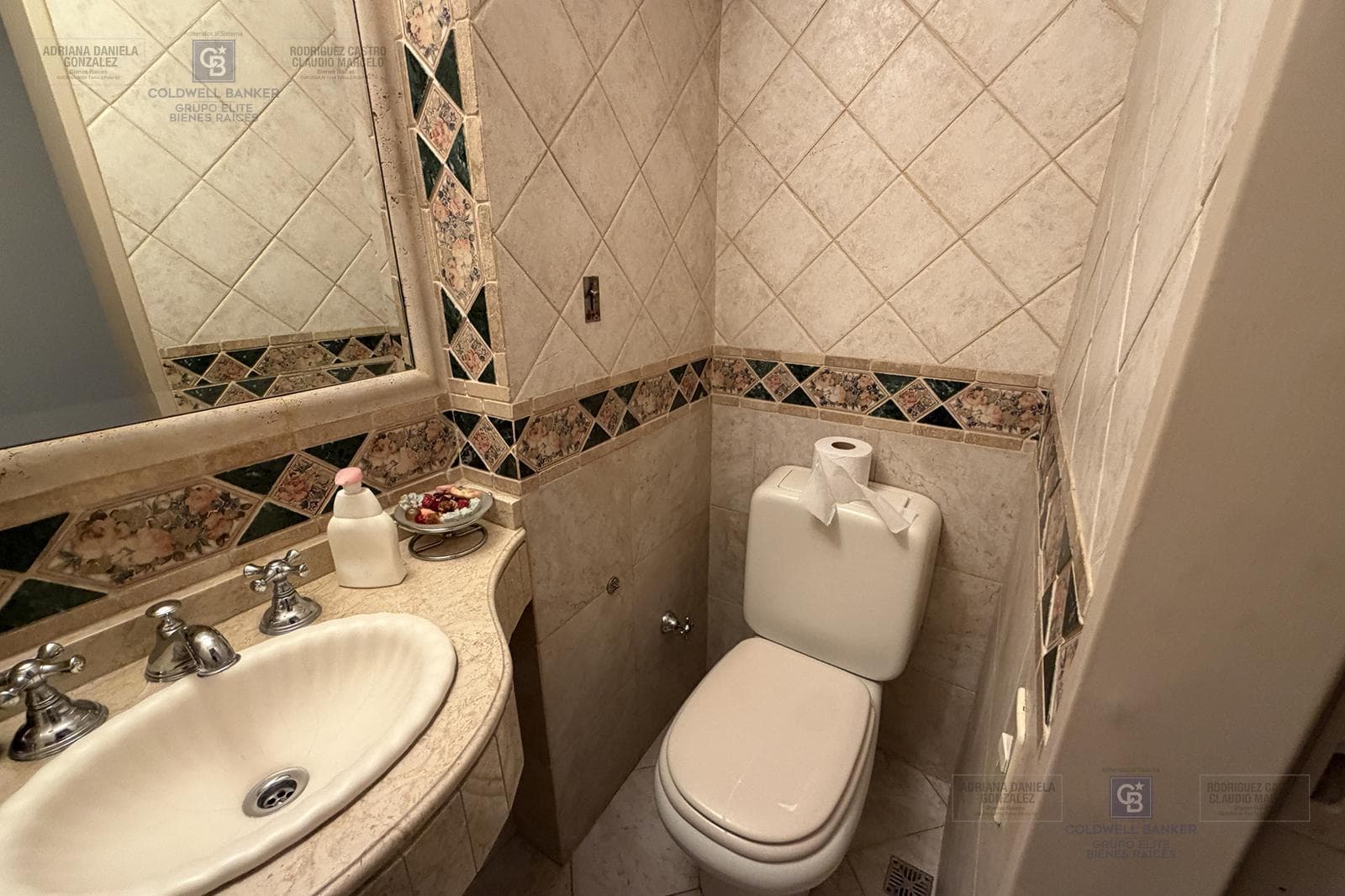 FOR SALE: 5-ROOM HOUSE-STYLE APARTMENT WITH STAFF QUARTERS, BOEDO AREA