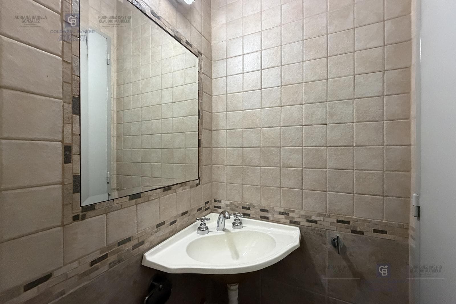 FOR SALE: 5-ROOM HOUSE-STYLE APARTMENT WITH STAFF QUARTERS, BOEDO AREA