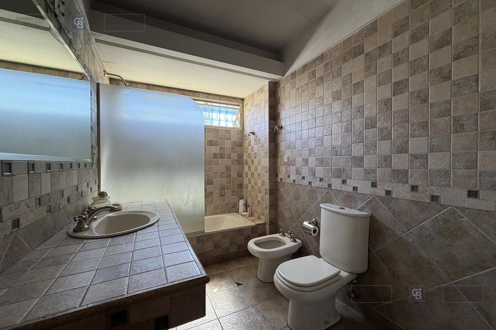 FOR SALE: 5-ROOM HOUSE-STYLE APARTMENT WITH STAFF QUARTERS, BOEDO AREA
