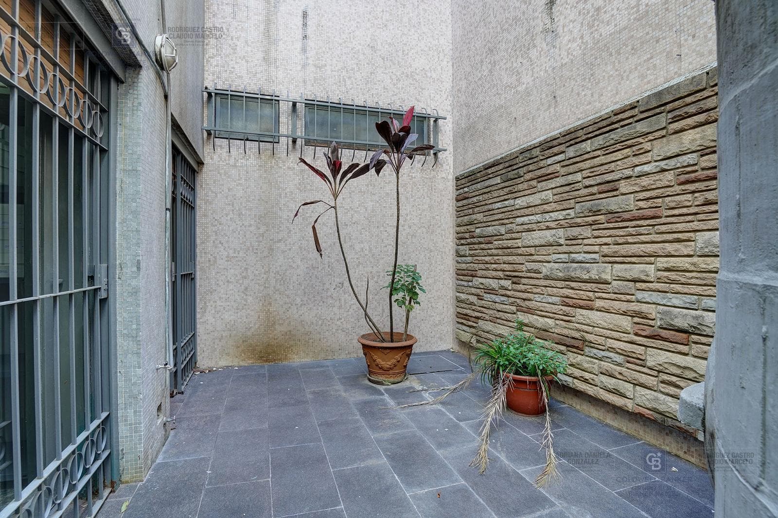 FOR SALE: 5-ROOM HOUSE-STYLE APARTMENT WITH STAFF QUARTERS, BOEDO AREA