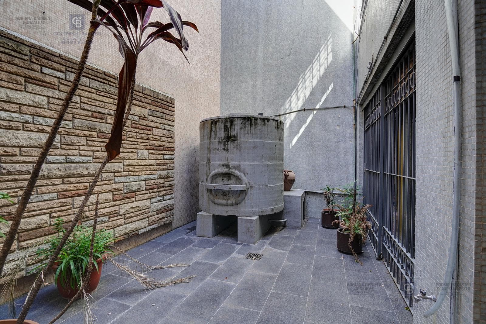 FOR SALE: 5-ROOM HOUSE-STYLE APARTMENT WITH STAFF QUARTERS, BOEDO AREA