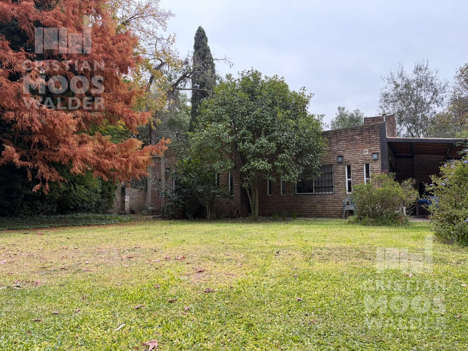 House for sale in Ingeniero Maschwitz on 3 lots totaling 1,486 m², SUITABLE FOR COMMERCIAL USE.