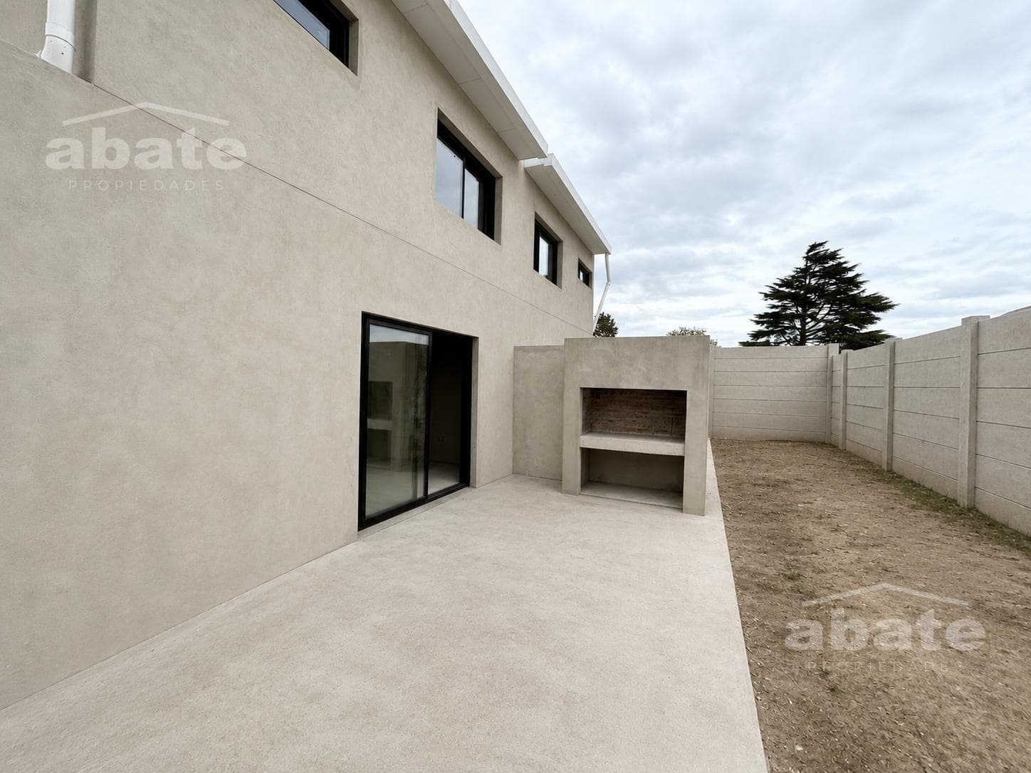 Three-bedroom, two-bathroom house for sale very close to Costa Urbana Shopping