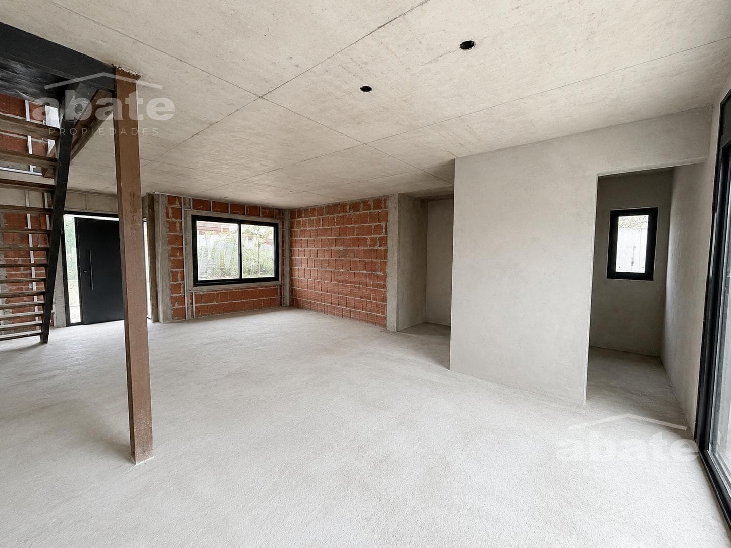 Venta casa de tres dormitorios y dos baños muy próxima al Costa Urbana Shopping