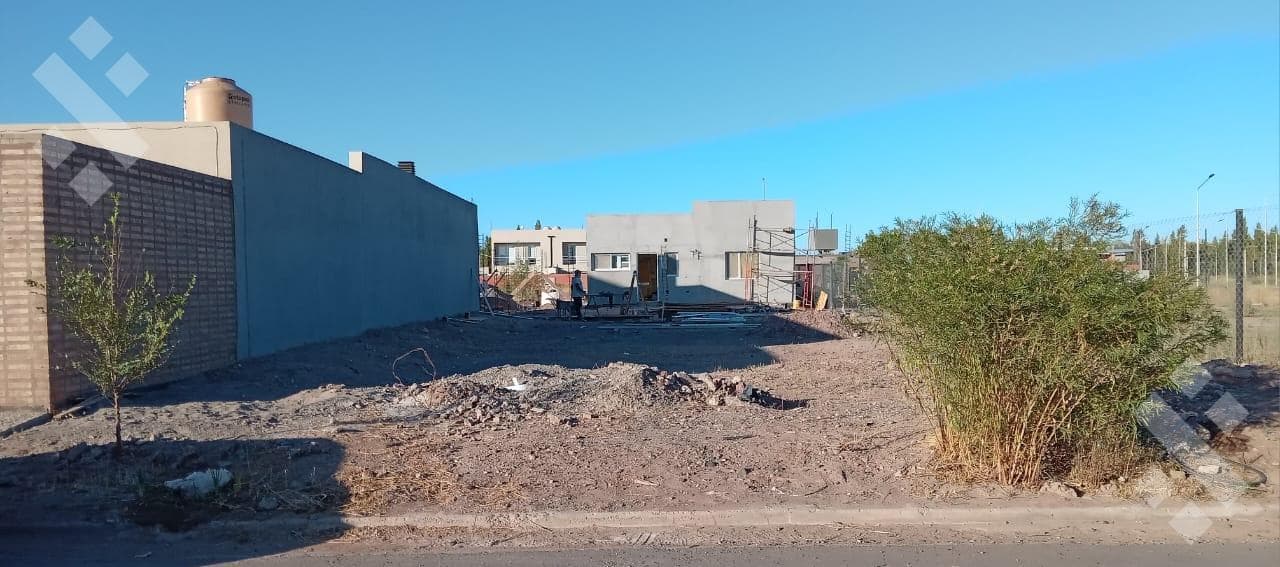 For Sale: 302 m² Lot - Confluencia Neighborhood - Plottier