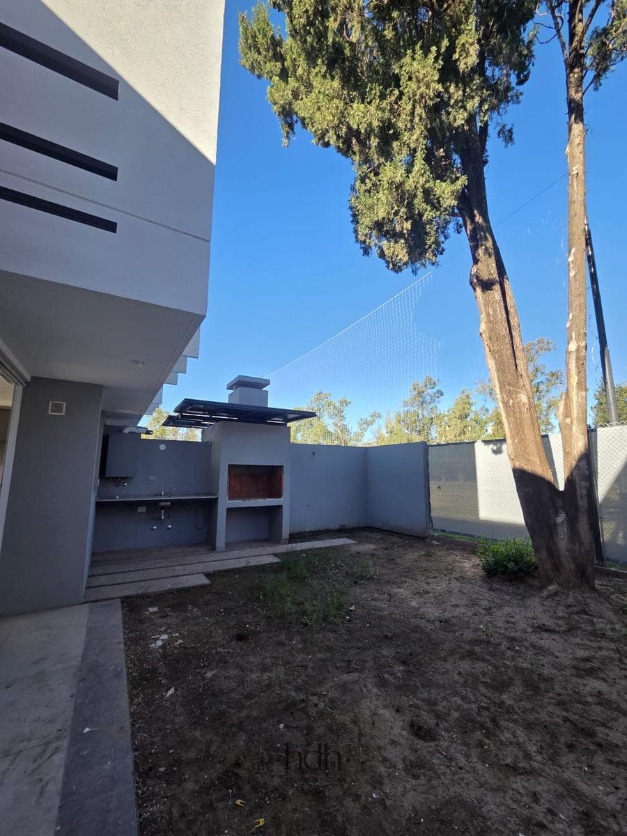 House for rent in Housing Las Veras: 2-bedroom, 1-bathroom duplex with a patio in Valle Escondido