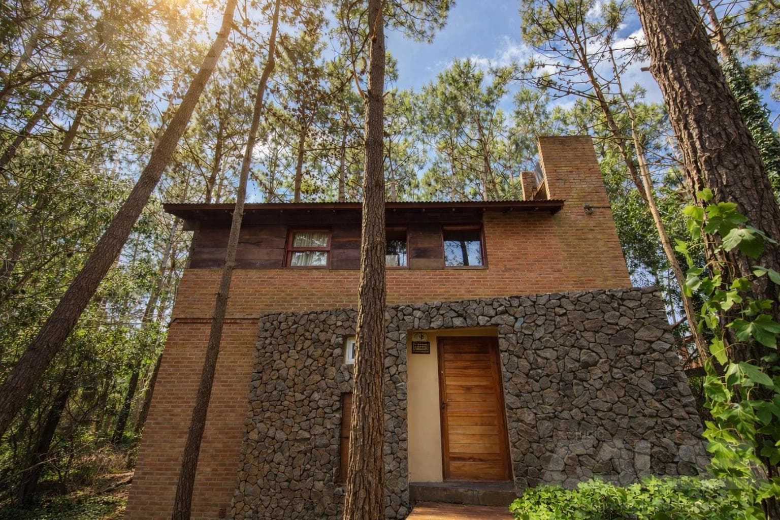 HOUSE | 3 ROOMS | DECK AND BARBECUE | READY TO MOVE IN | FOREST | MAR DE LAS PAMPAS