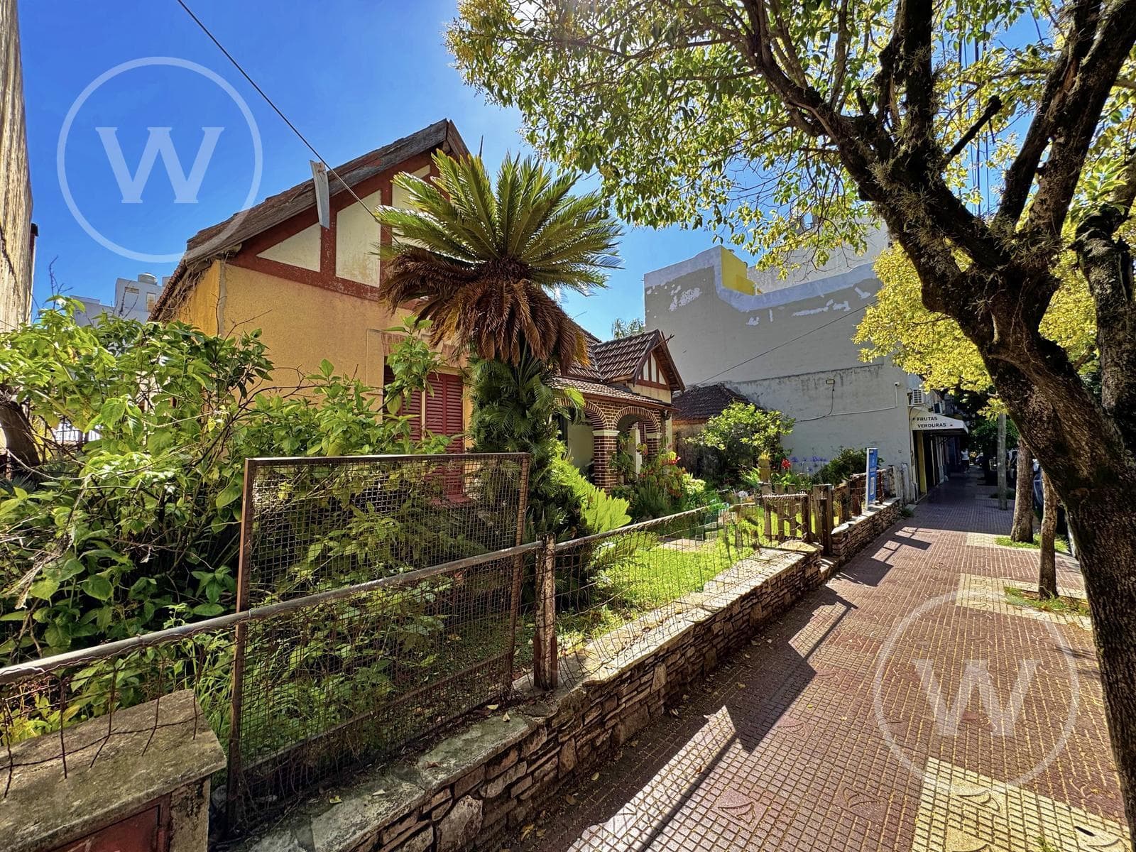 House on a 300 m² Lot with Great Potential in Victoria, Just a Few Meters from Santamarina