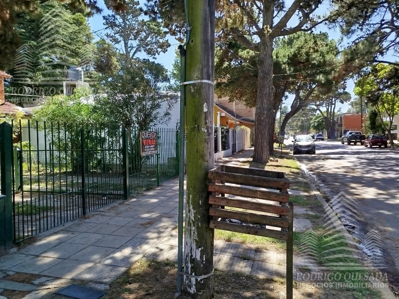 Beautiful duplex on Avenida, in a bustling shopping district!! 1966