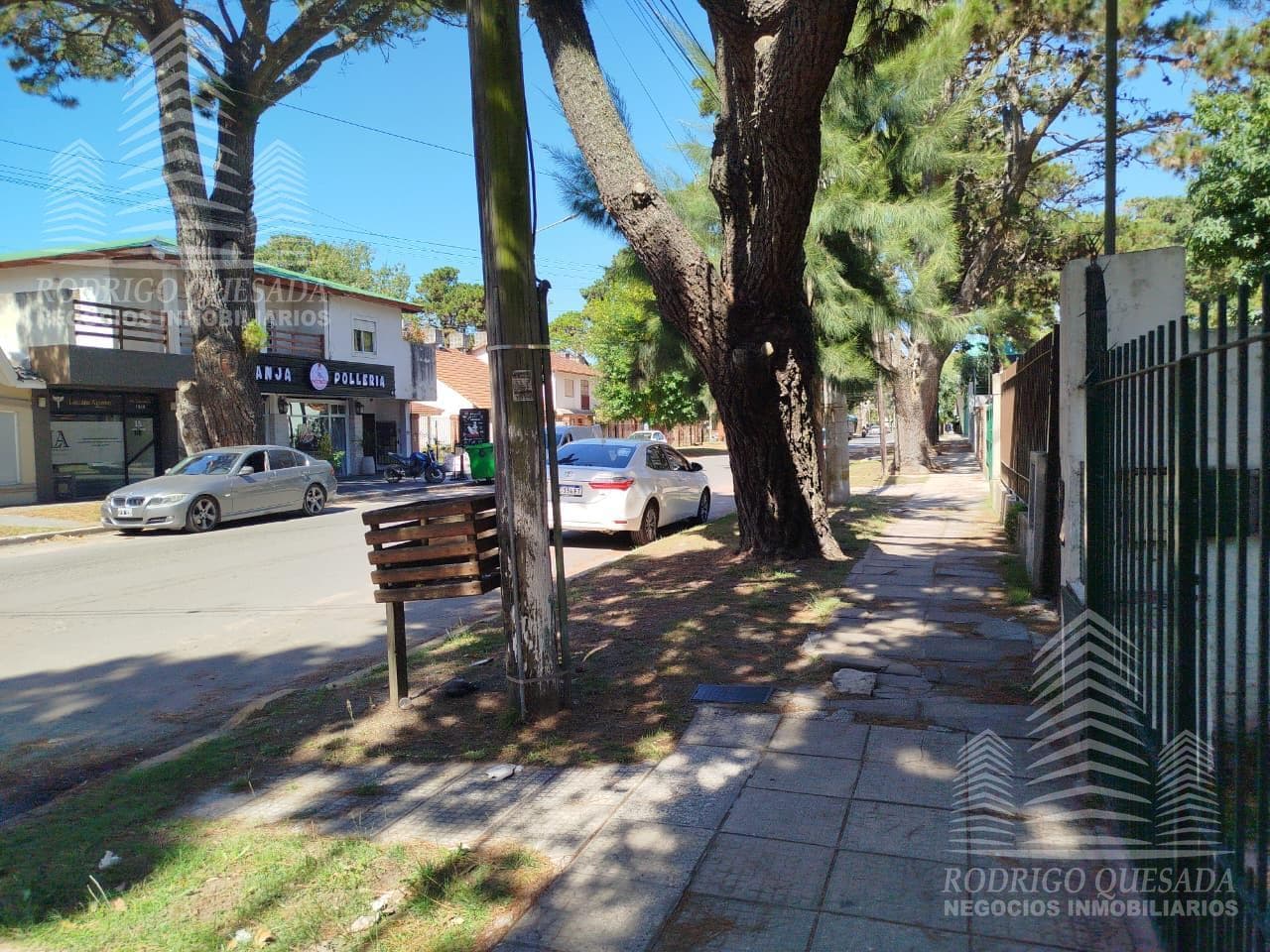 Beautiful duplex on Avenida, in a bustling shopping district!! 1966