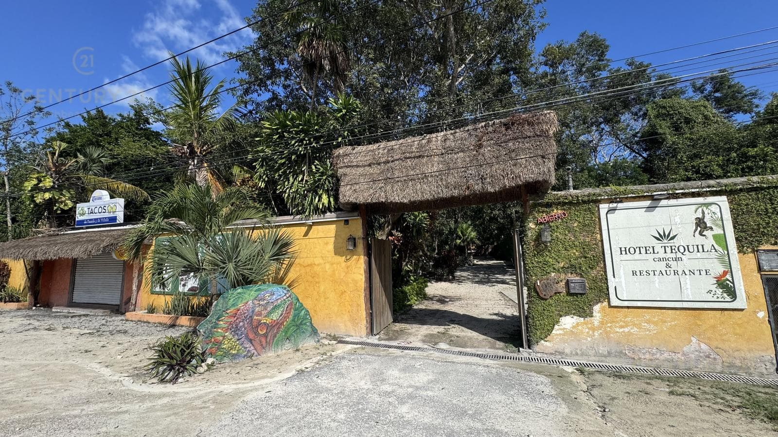 Land for Sale with an Operating Hotel – Commercial Use in Cancún, Near the Airport C4128