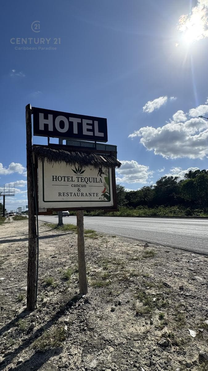 Land for Sale with an Operating Hotel – Commercial Use in Cancún, Near the Airport C4128