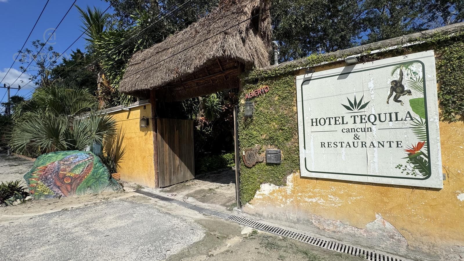 Land for Sale with an Operating Hotel – Commercial Use in Cancún, Near the Airport C4128