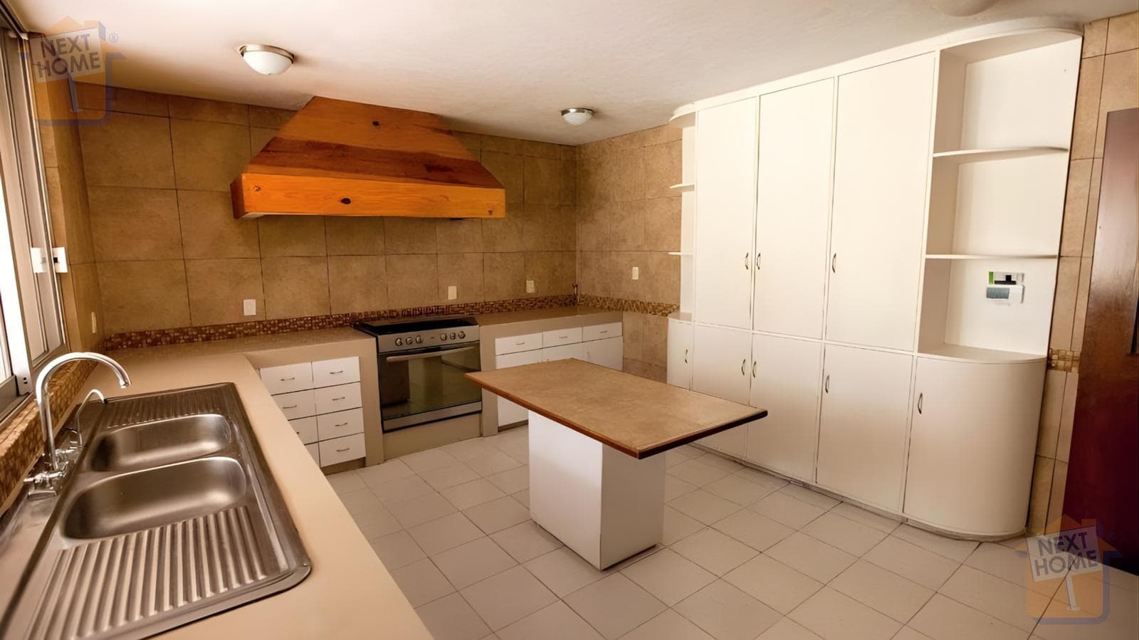 HOUSE FOR SALE IN BOSQUE DE LAS LOMAS