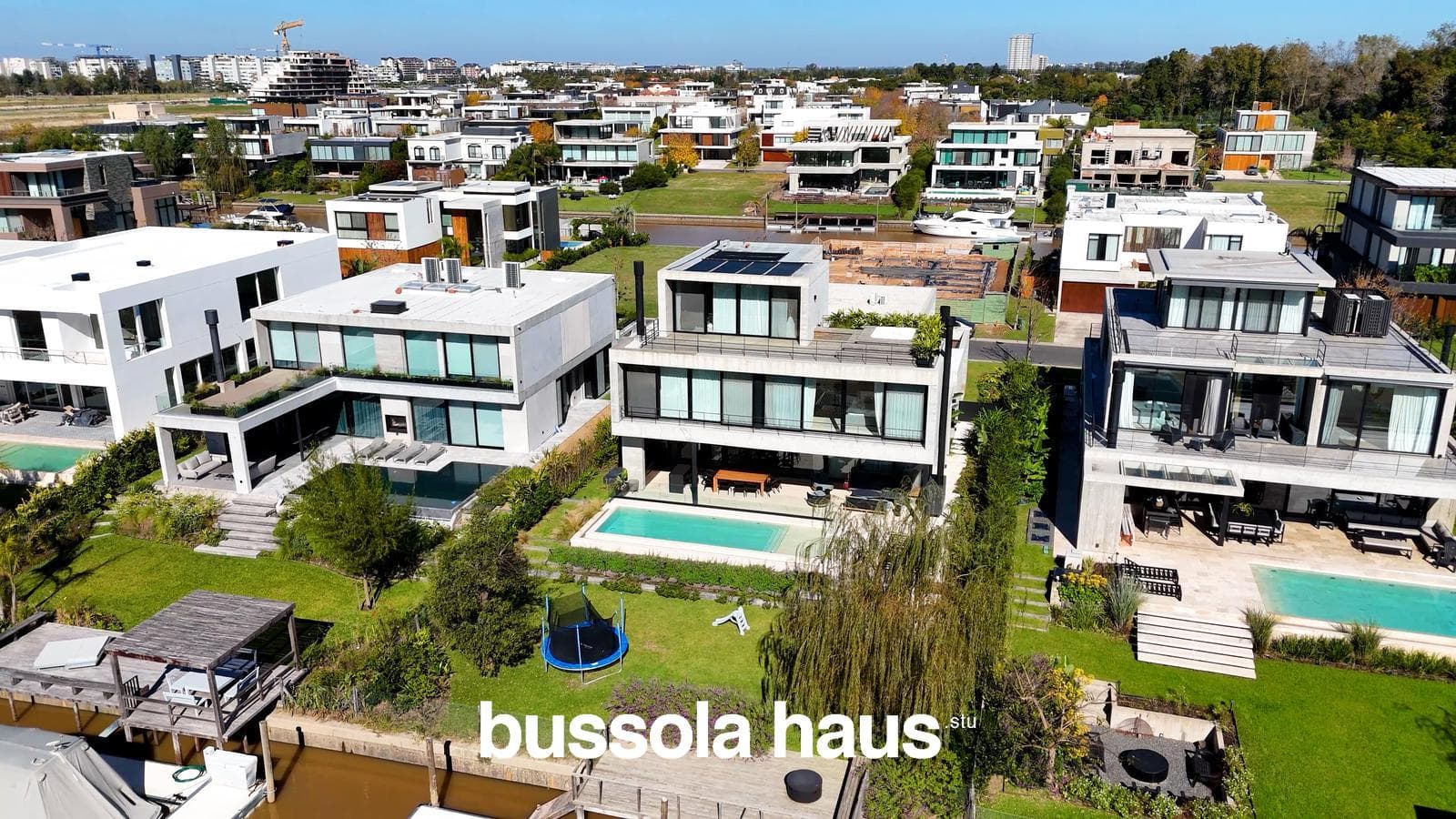 4-Bedroom House by the River in El Yacht Nordelta