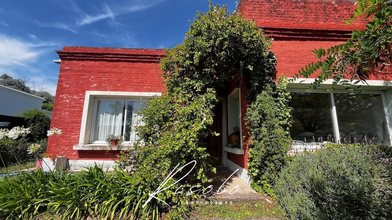 Country-style house for sale. Pool, 3 bedrooms. Gated community, Escobar