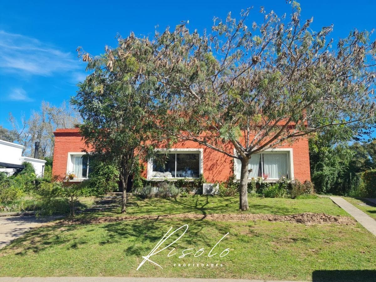 Country-style house for sale. Pool, 3 bedrooms. Gated community, Escobar