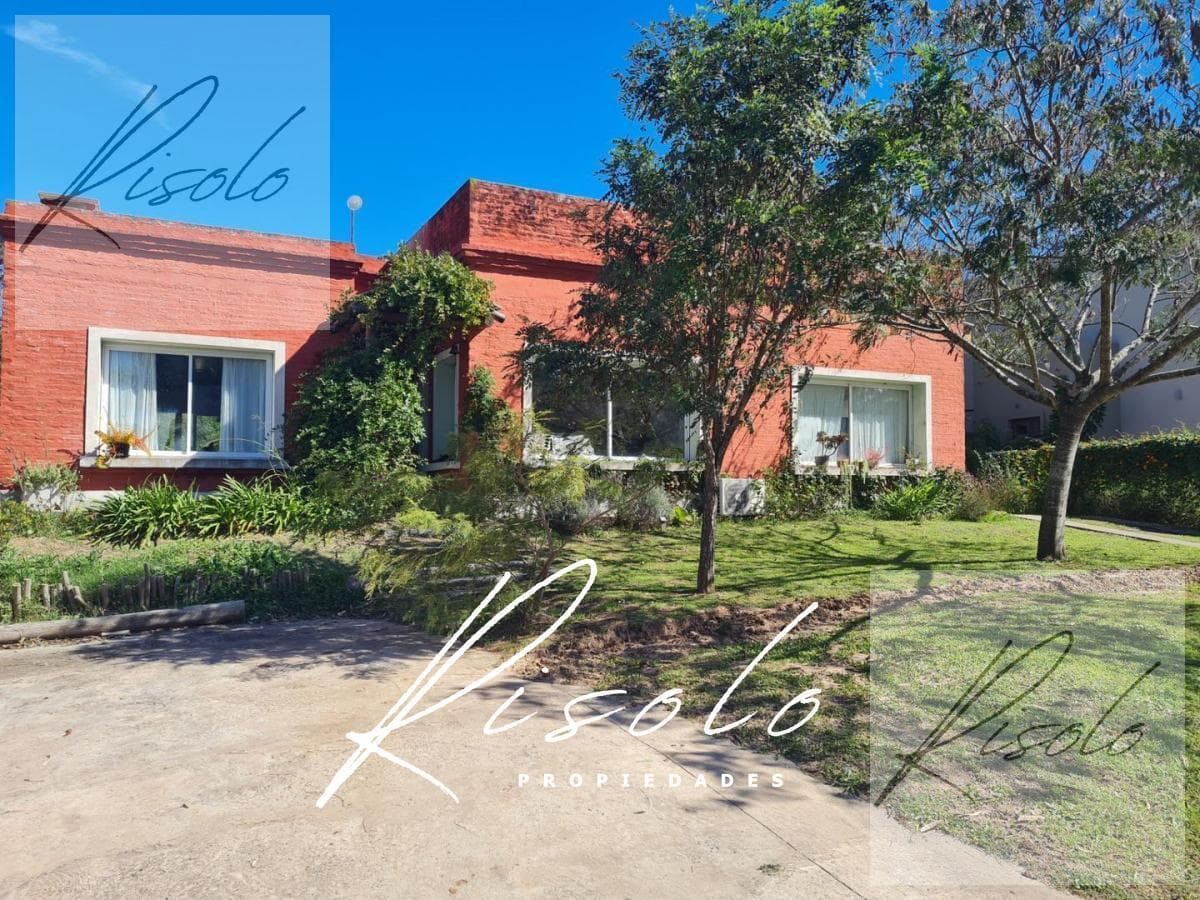 Country-style house for sale. Pool, 3 bedrooms. Gated community, Escobar