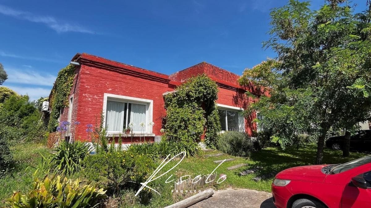 Country-style house for sale. Pool, 3 bedrooms. Gated community, Escobar