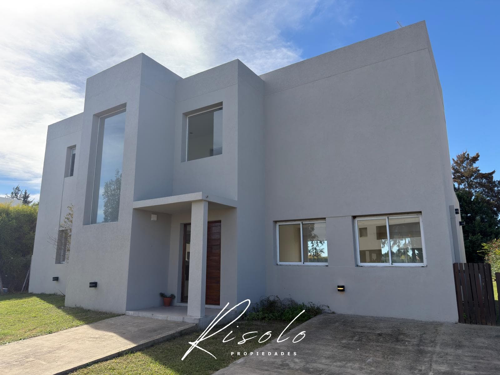 FINANCING - House in San Matias. Large yard. 3 bedrooms. 2 stories. Gated community, Escobar