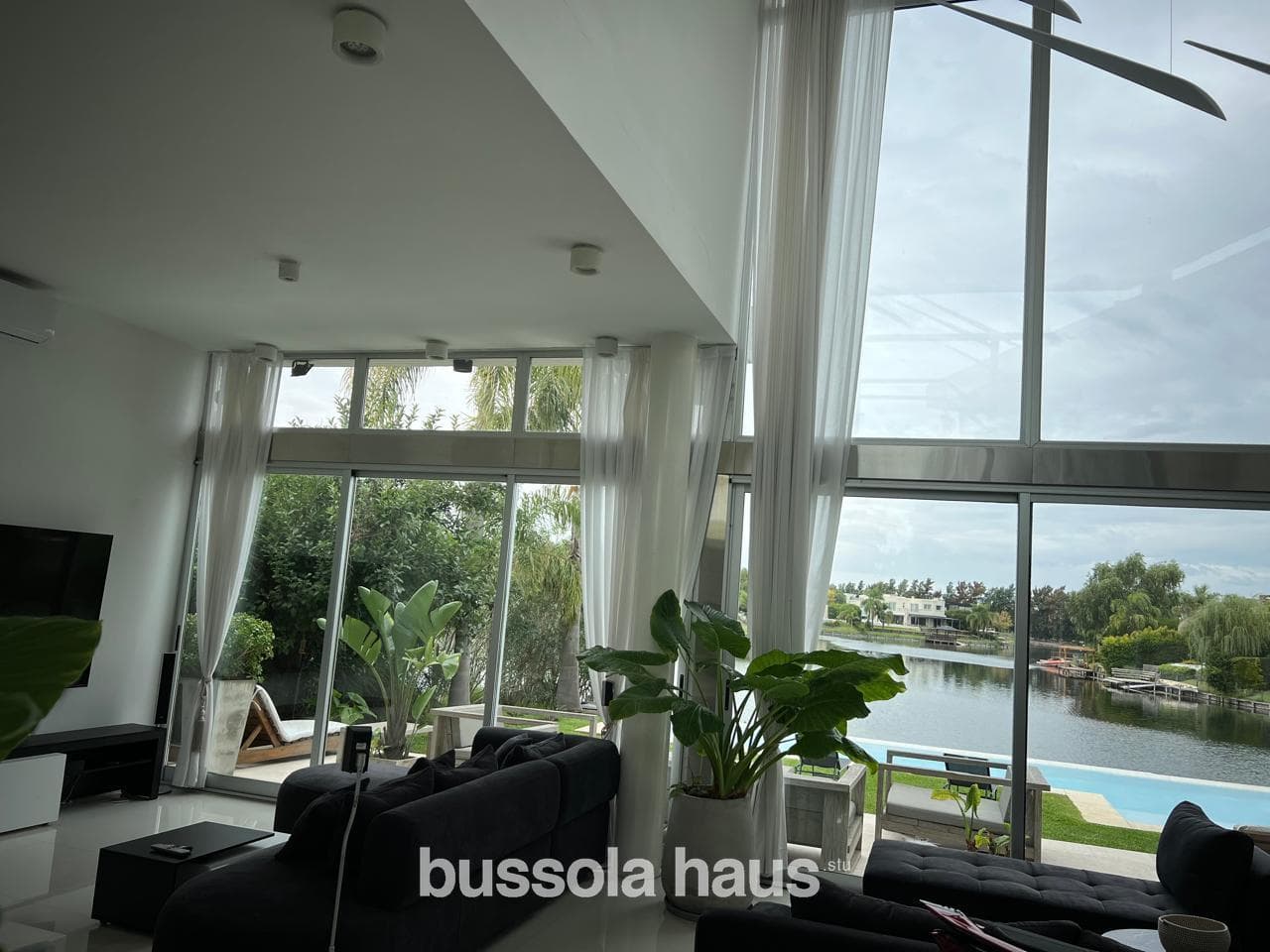 Furnished 4-bedroom house for rent overlooking the lake in Los Alisos, Nordelta.