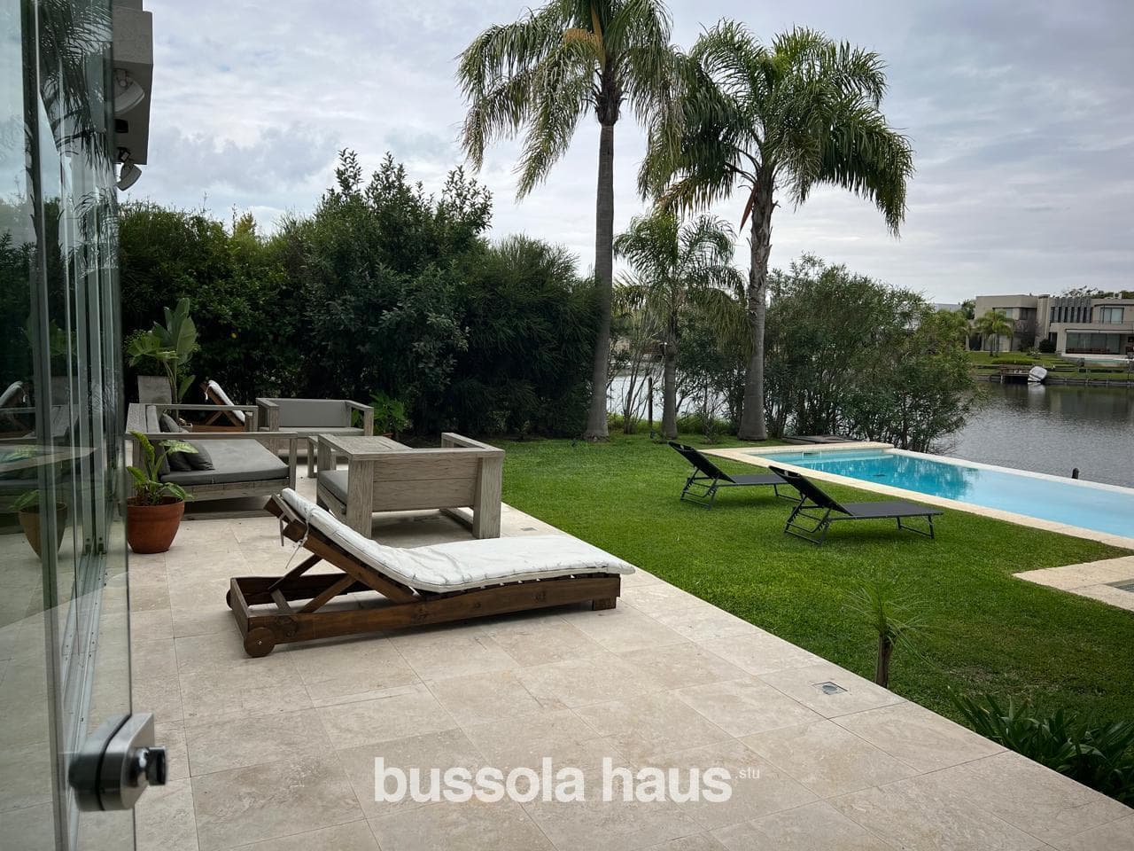 Furnished 4-bedroom house for rent overlooking the lake in Los Alisos, Nordelta.