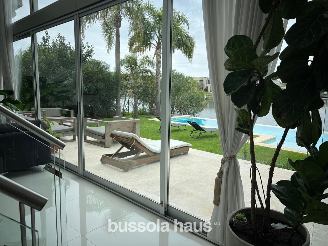 Furnished 4-bedroom house for rent overlooking the lake in Los Alisos, Nordelta.