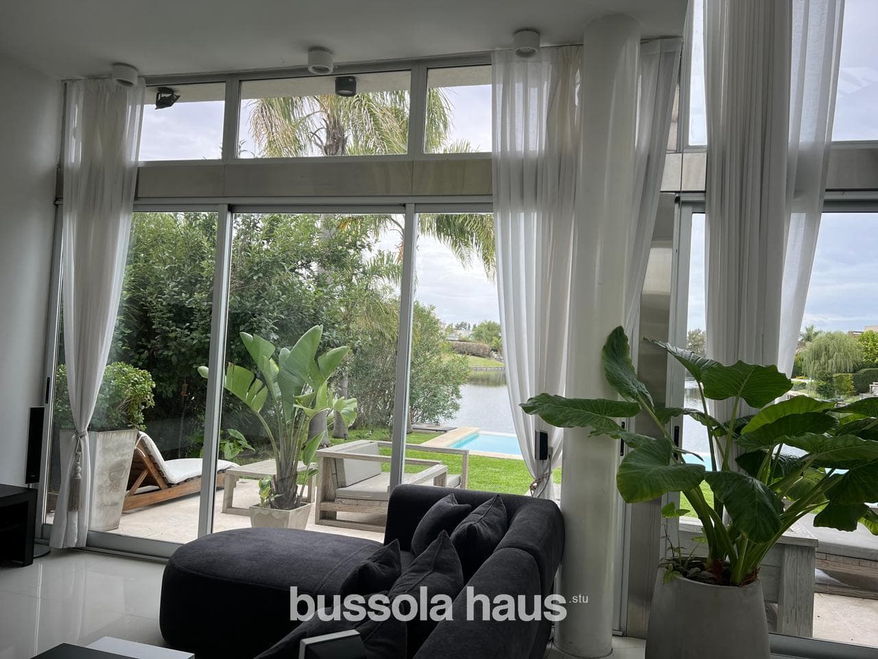 Furnished 4-bedroom house for rent overlooking the lake in Los Alisos, Nordelta.