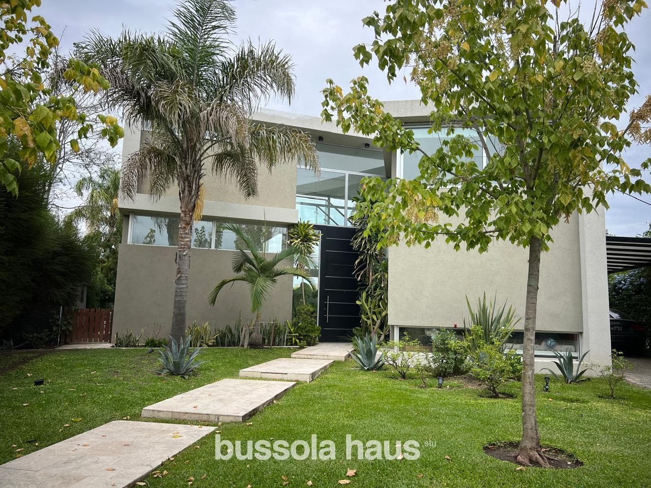 Furnished 4-bedroom house for rent overlooking the lake in Los Alisos, Nordelta.