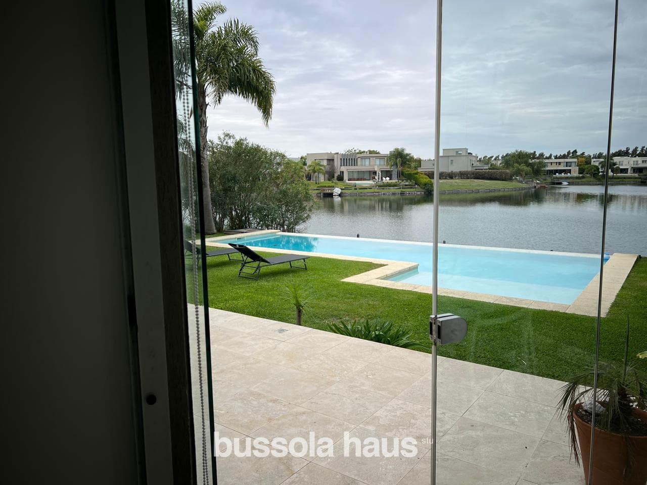 Furnished 4-bedroom house for rent overlooking the lake in Los Alisos, Nordelta.