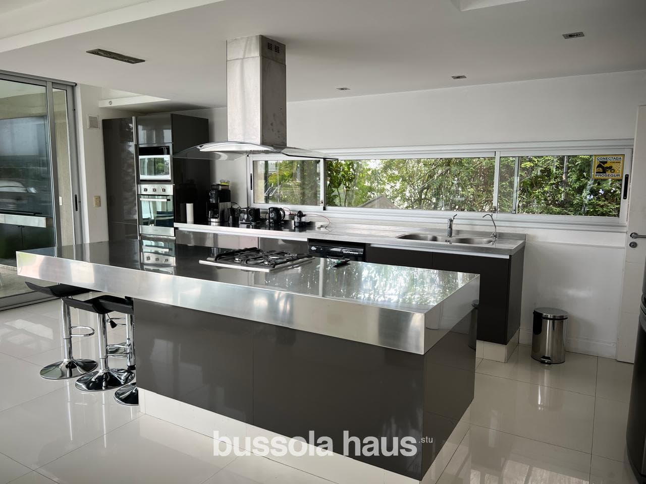 Furnished 4-bedroom house for rent overlooking the lake in Los Alisos, Nordelta.