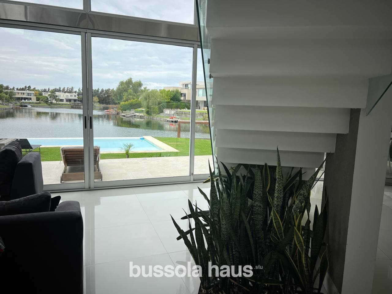 Furnished 4-bedroom house for rent overlooking the lake in Los Alisos, Nordelta.