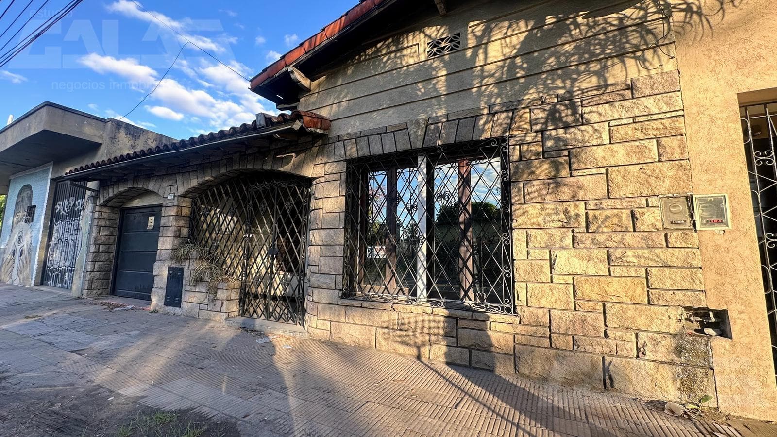 HOUSE | 4 ROOMS | SWIMMING POOL | NEEDS RENOVATION | 4-CAR GARAGE | CASTELAR SUR