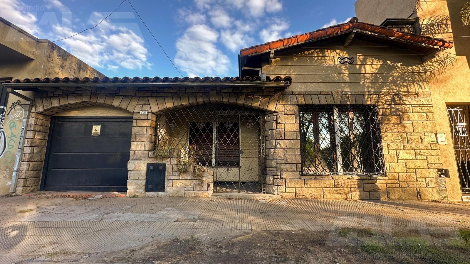 HOUSE | 4 ROOMS | SWIMMING POOL | NEEDS RENOVATION | 4-CAR GARAGE | CASTELAR SUR