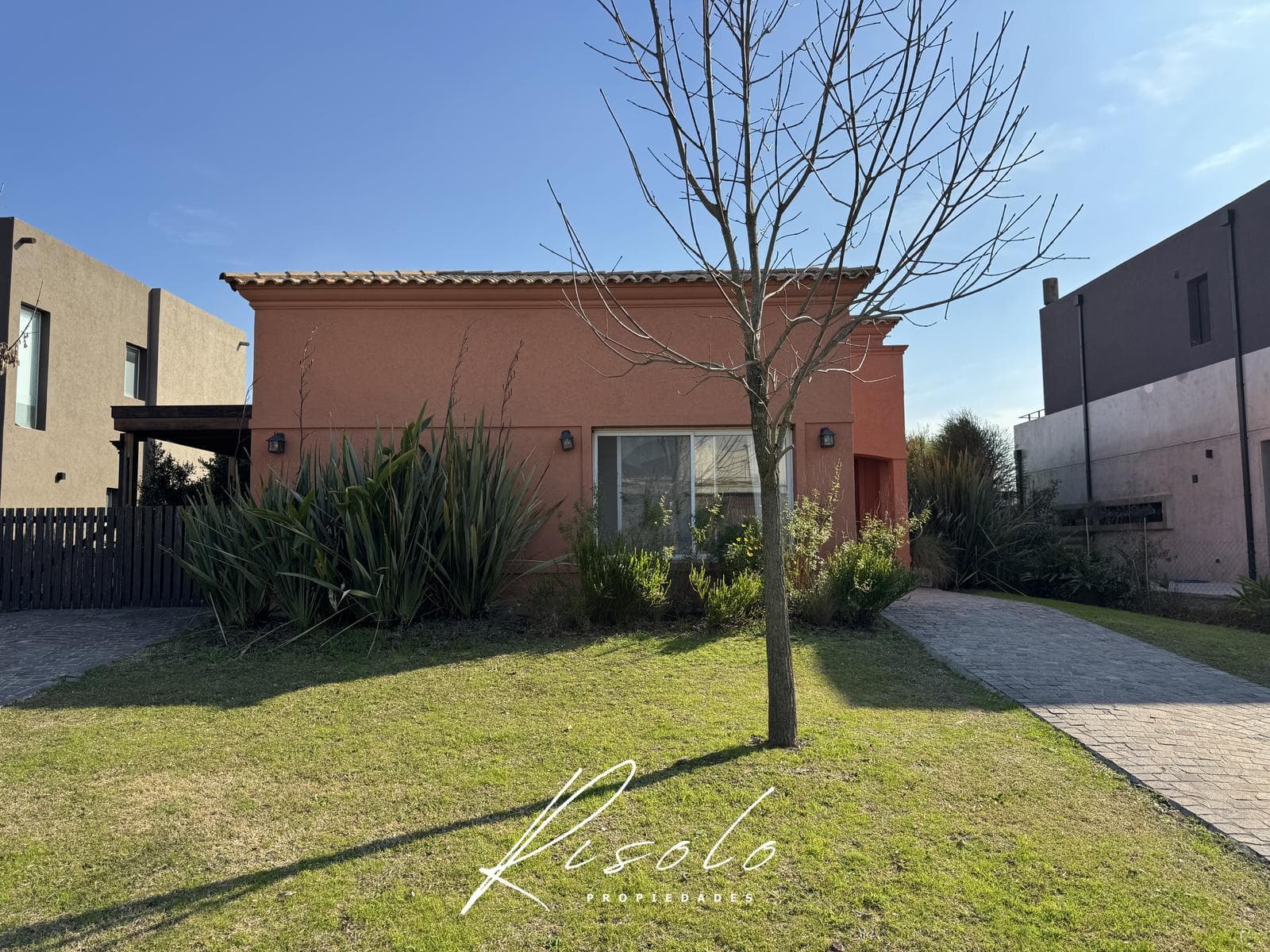 House for Sale. 3 bedrooms. Pool. Grill. Gated Community, Escobar