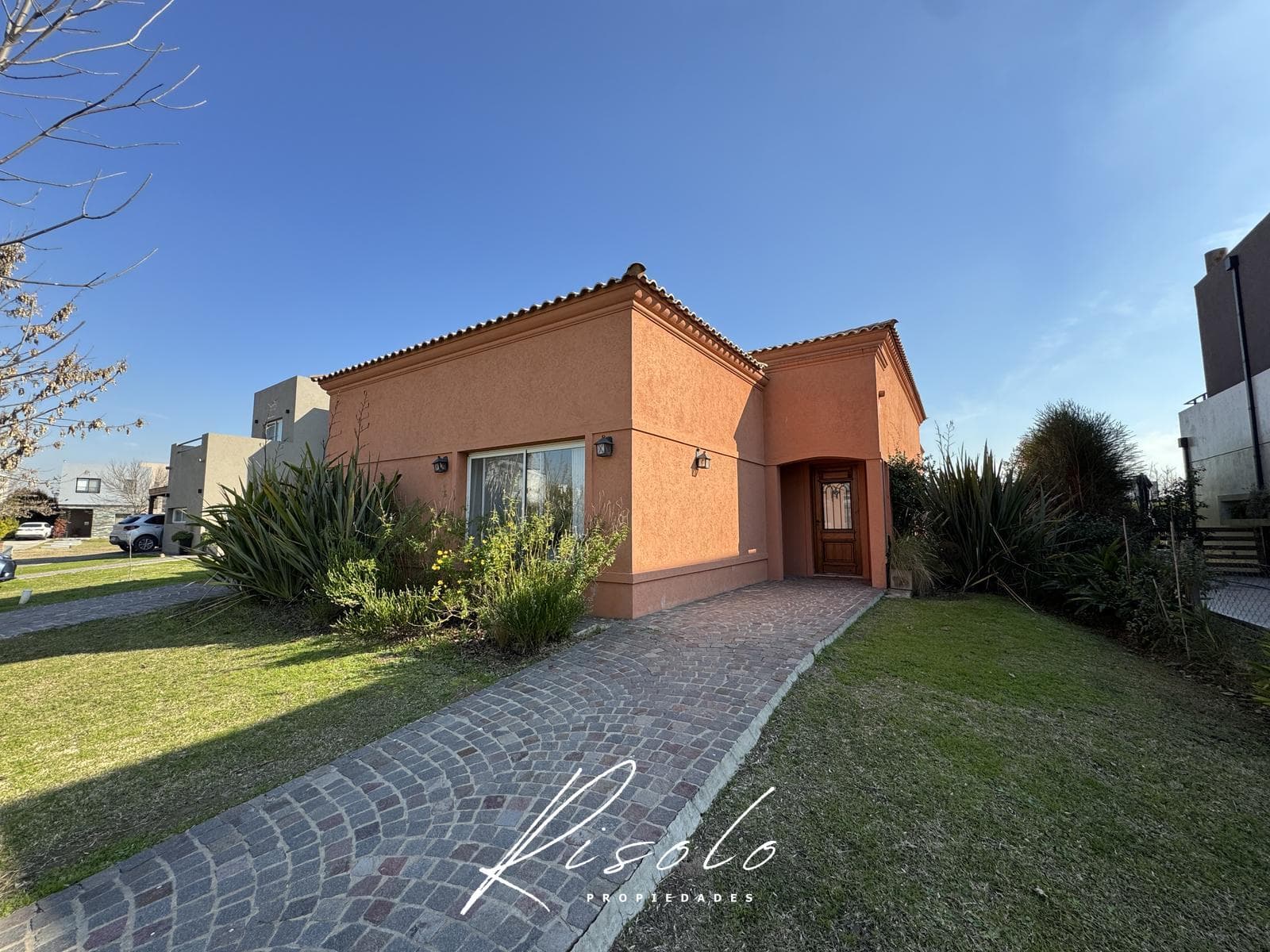 House for Sale. 3 bedrooms. Pool. Grill. Gated Community, Escobar