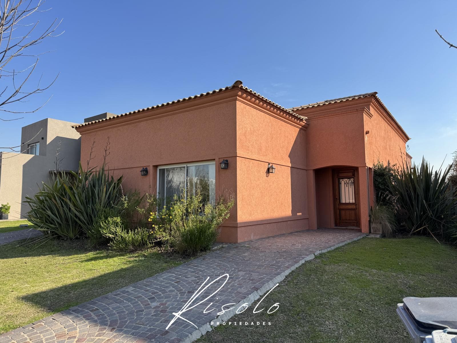 House for Sale. 3 bedrooms. Pool. Grill. Gated Community, Escobar